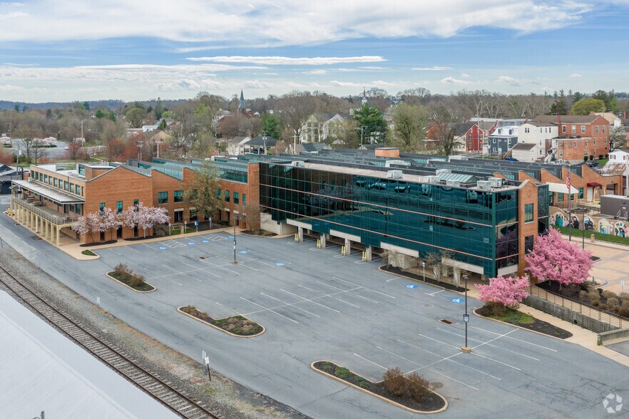 26 N Cedar St, Lititz, PA à louer - Photo du bâtiment - Image 3 de 6