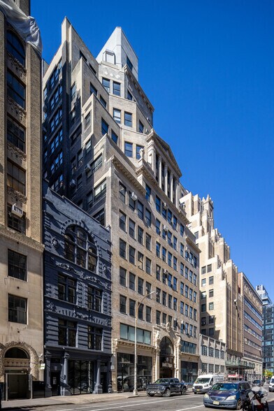 242 W 30th St, New York, NY à louer - Photo du bâtiment - Image 2 de 6