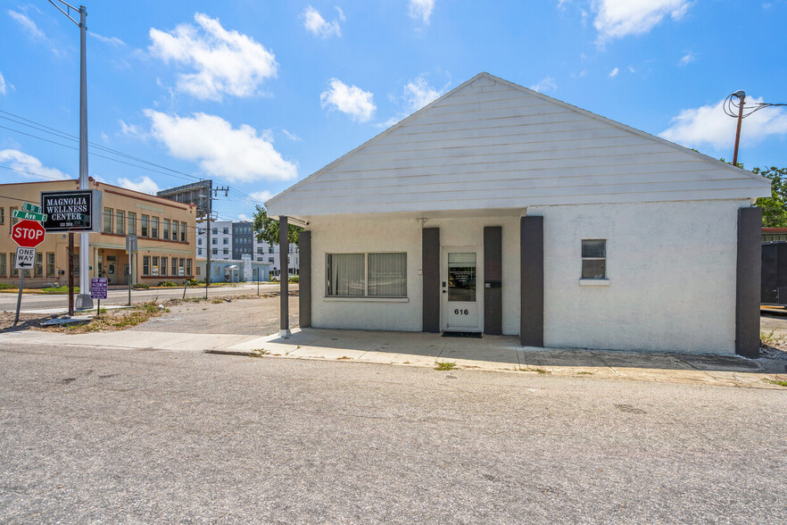 616 10th St E, Bradenton, FL for lease - Building Photo - Image 1 of 13