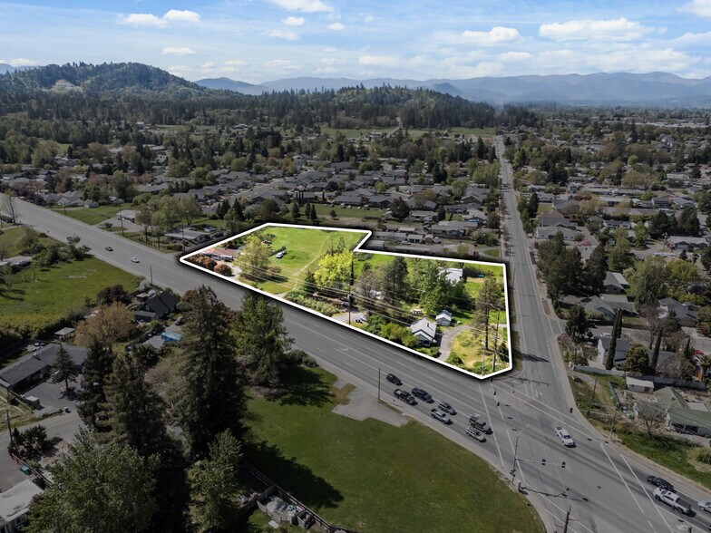 815 W Harbeck Rd, Grants Pass, OR à vendre - Photo principale - Image 1 de 20