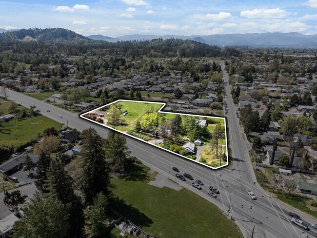 Plus de détails pour 815 W Harbeck Rd, Grants Pass, OR - Terrain à vendre