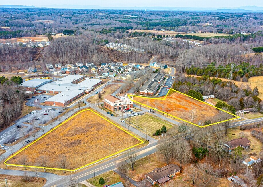1840-1844 Village Square NW, Conover, NC à vendre Photo du bâtiment- Image 1 de 2