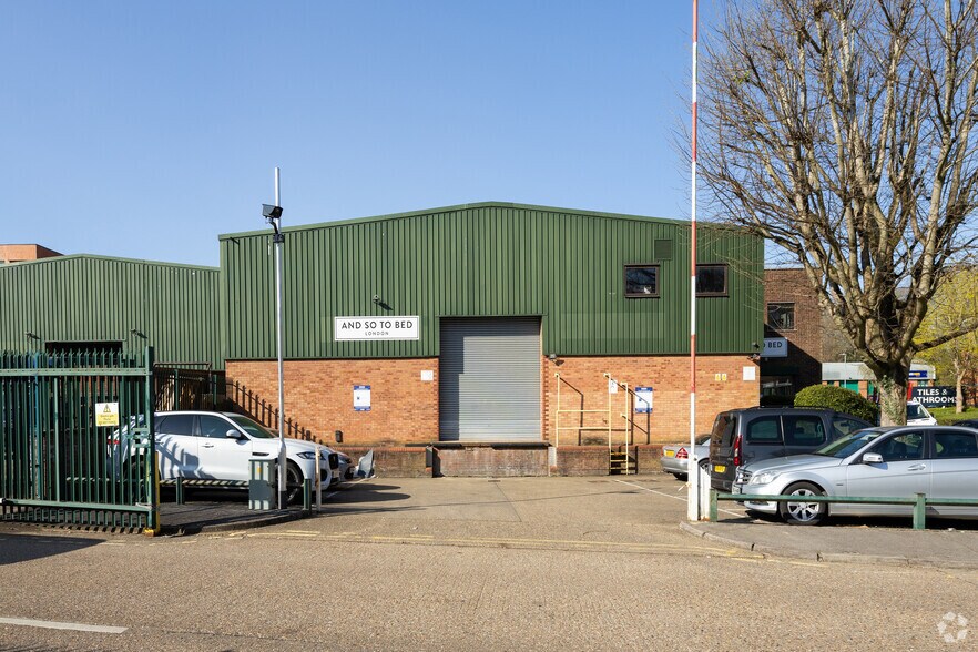 Campfield Rd, St Albans à louer - Photo du bâtiment - Image 2 de 2