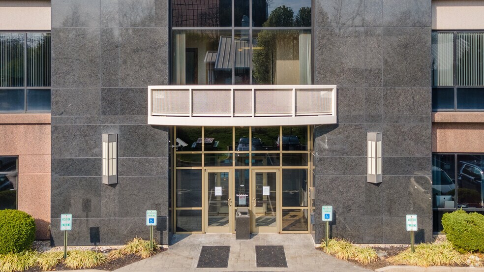 334 Beechwood Rd, Fort Mitchell, KY à louer - Photo du bâtiment - Image 3 de 4