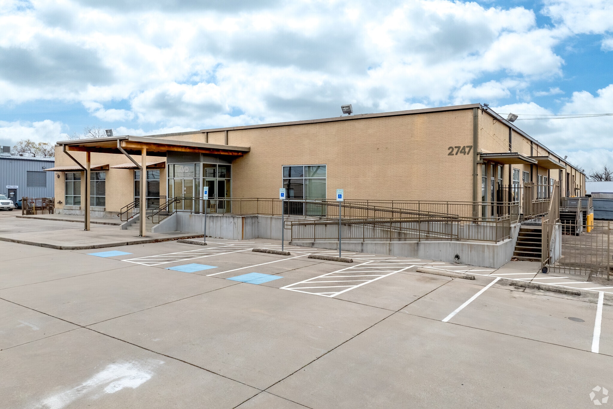 2747 Oakland Ave, Garland, TX for lease Primary Photo- Image 1 of 28