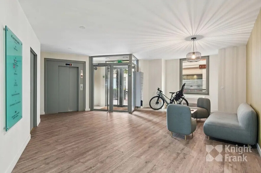 Office in Levallois-Perret for lease - Lobby - Image 3 of 9