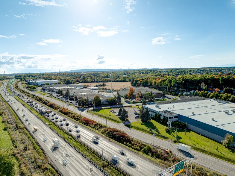 1821-1825 Boul Lionel-Bertrand, Boisbriand, QC à louer - Photo du bâtiment - Image 3 de 9