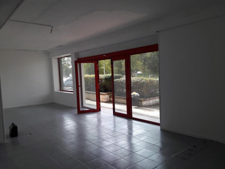 Retail in Petit-Couronne for lease - Interior Photo - Image 2 of 9
