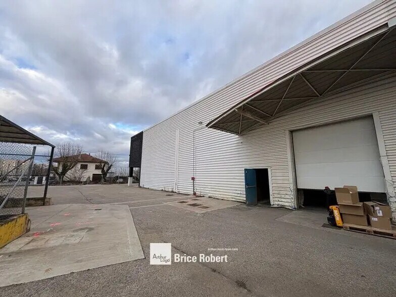 Flex dans Vaulx-en-Velin à louer - Photo du bâtiment - Image 2 de 8