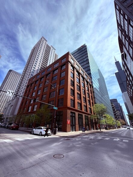 566 W Adams St, Chicago, IL for lease - Building Photo - Image 1 of 20