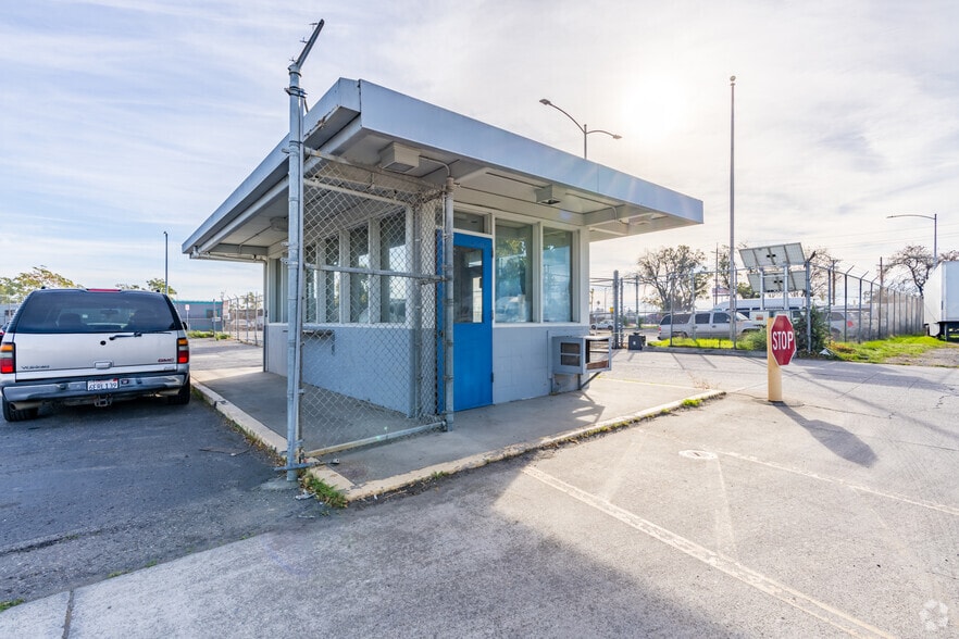 1111 Navy Dr, Stockton, CA for lease - Building Photo - Image 3 of 8