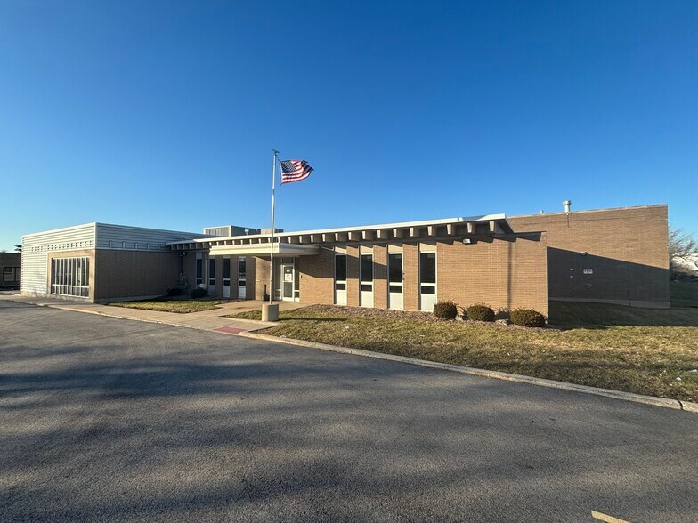 350 E Howard Ave, Des Plaines, IL à louer - Photo du bâtiment - Image 2 de 5