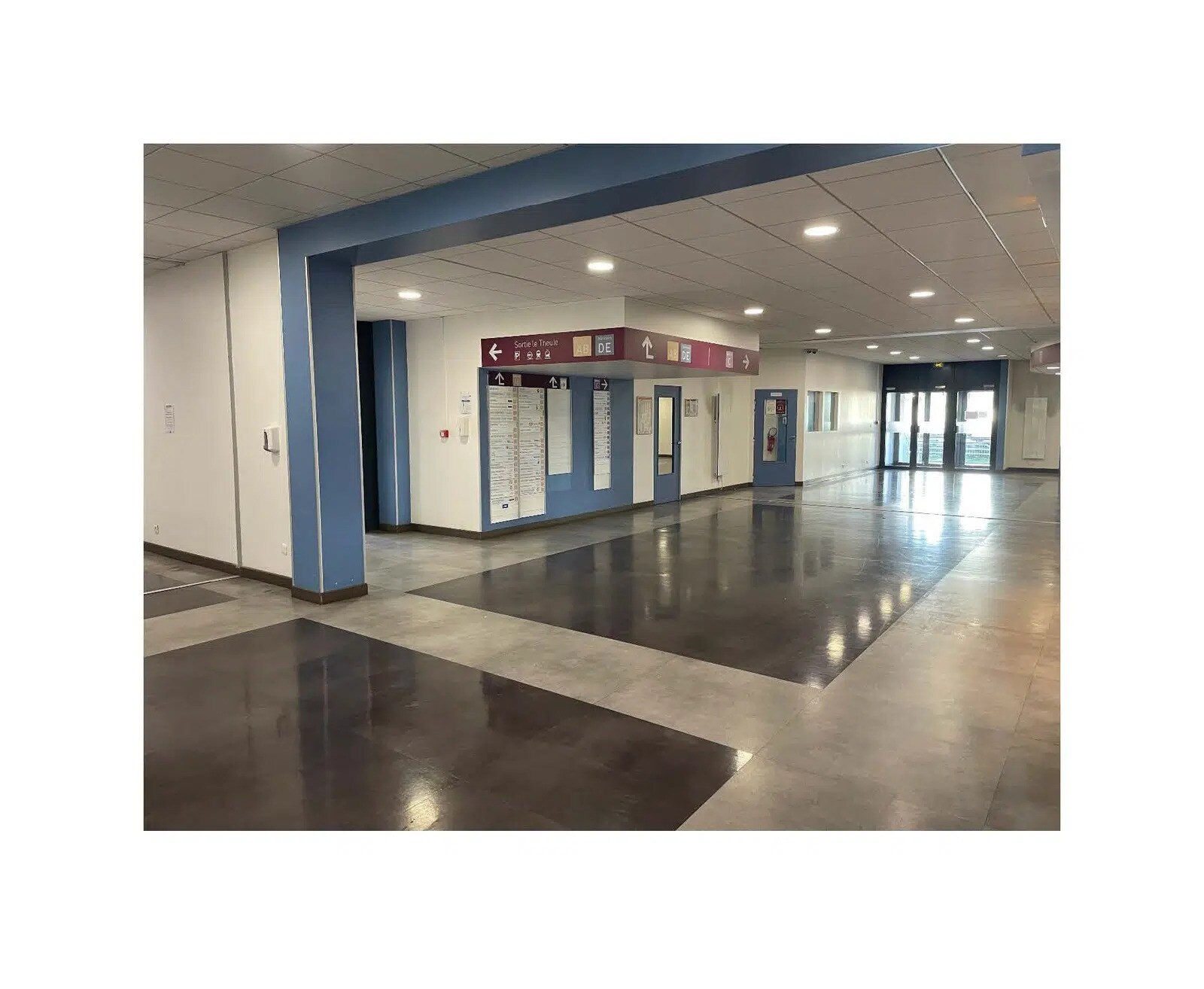 Bureau dans Montigny-le-Bretonneux à vendre Hall d’entrée- Image 1 de 13