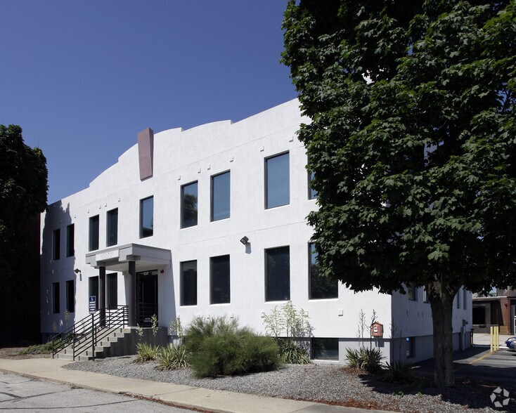 1471 Elmwood Ave, Cranston, RI for sale - Primary Photo - Image 1 of 17