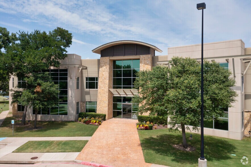 2871 Lake Vista Dr, Lewisville, TX for lease - Building Photo - Image 1 of 5