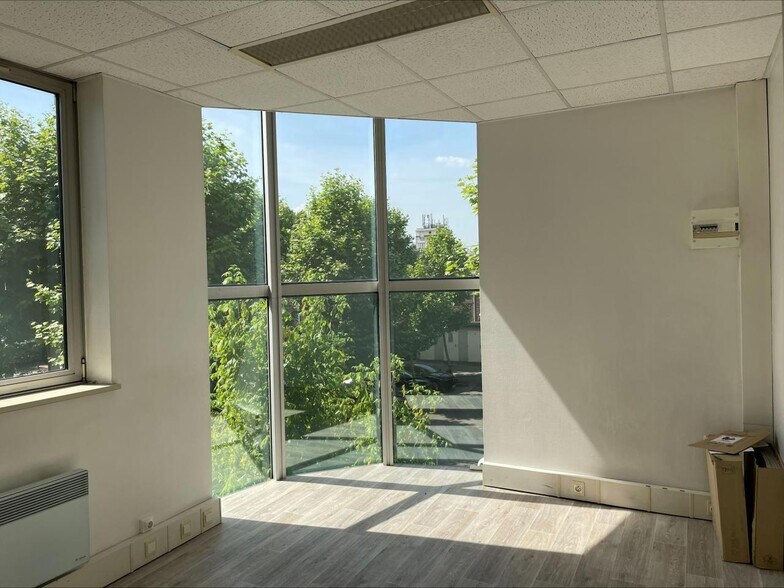 Bureau dans Neuilly-Plaisance à vendre - Photo du bâtiment - Image 3 de 13