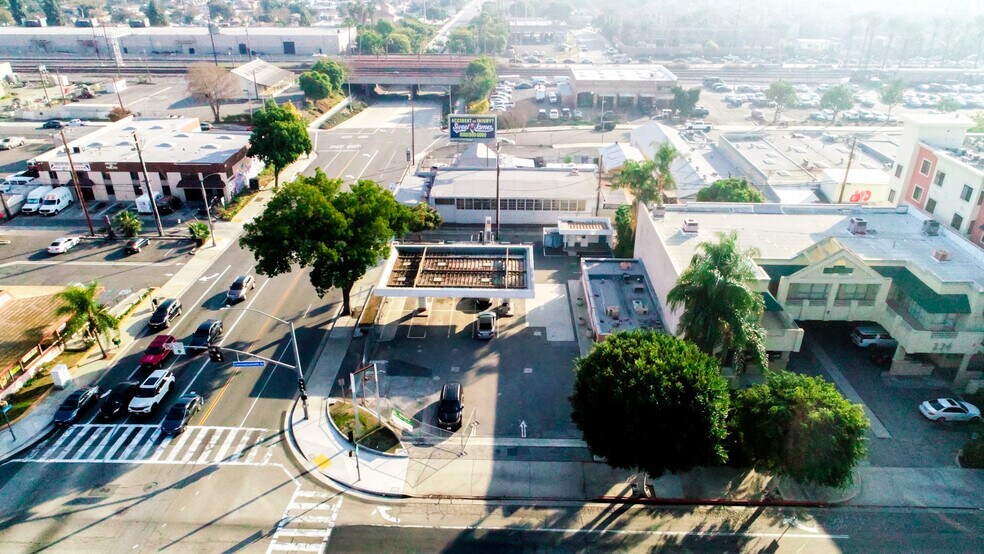 242 E Commonwealth Ave, Fullerton, CA à vendre - Photo du bâtiment - Image 2 de 13