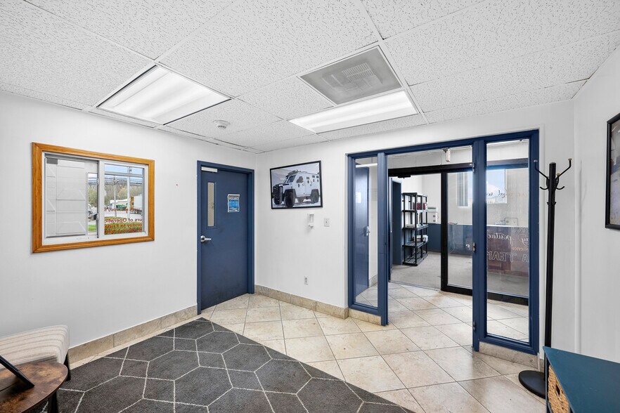 2727 S Beech Daly Rd, Dearborn Heights, MI à louer - Photo intérieure - Image 2 de 60