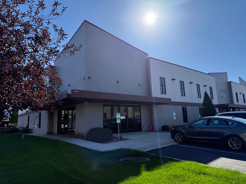 496 E 1750 N, Vineyard, UT à louer - Photo du bâtiment - Image 2 de 14