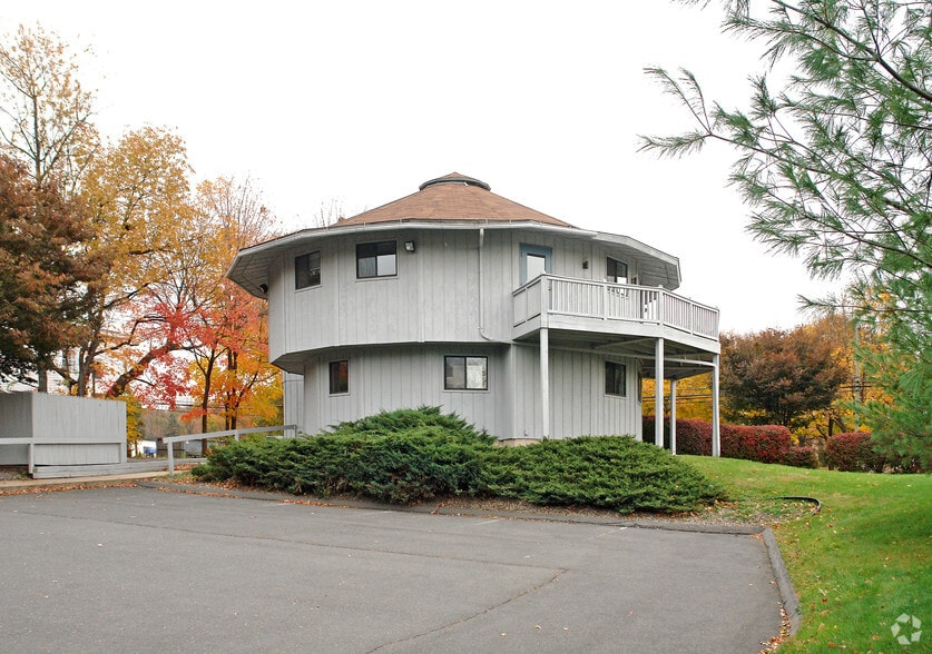 1006 S Main St, Plantsville, CT à louer - Photo du bâtiment - Image 3 de 43