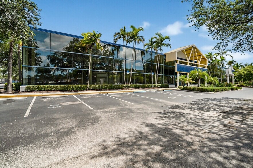 1601-1605 W Oakland Park Blvd, Oakland Park, FL for lease - Building Photo - Image 1 of 12