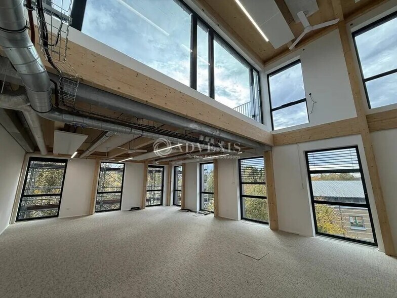 Office in Champs-sur-Marne for lease - Building Photo - Image 1 of 12