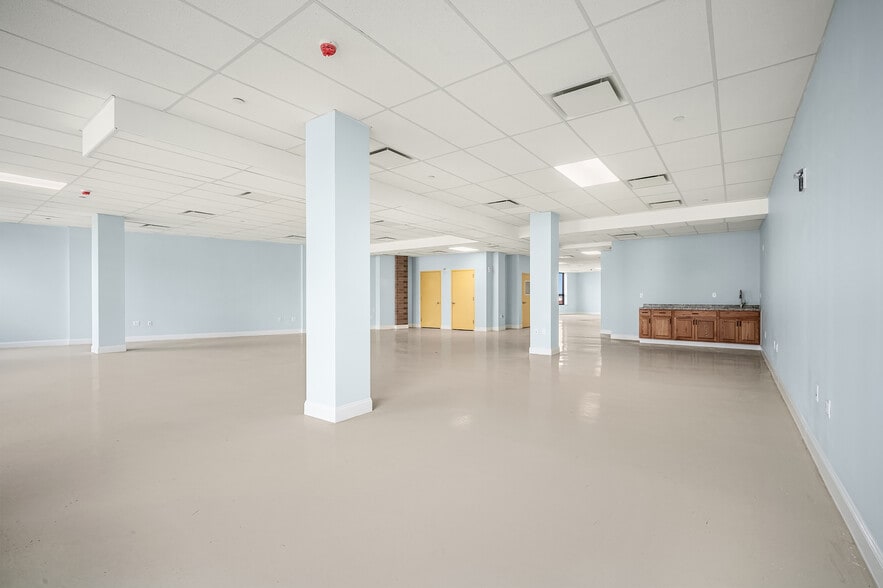 14 Olive St, Brooklyn, NY for lease - Interior Photo - Image 2 of 9