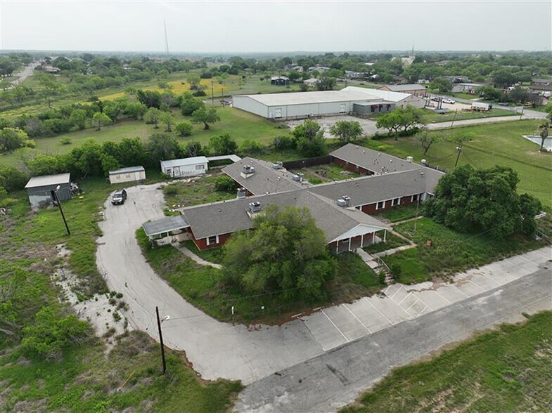 209 Country Club Dr, Karnes City, TX à louer - Photo du bâtiment - Image 1 de 13