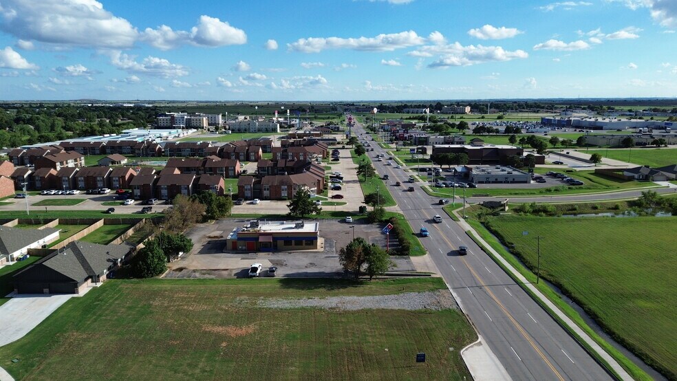 1805 S Country Club Dr, El Reno, OK for lease - Aerial - Image 2 of 3