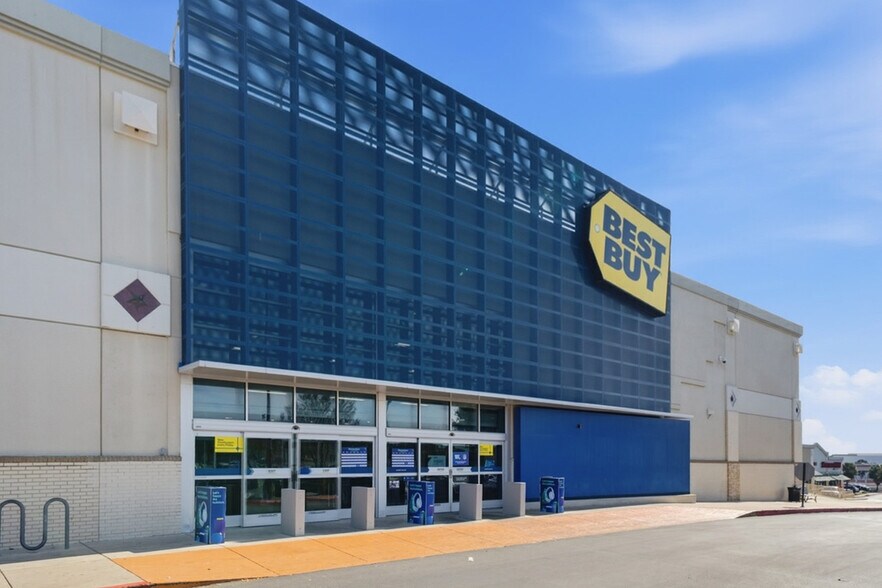 125 NW Loop 410, San Antonio, TX for lease - Primary Photo - Image 1 of 6