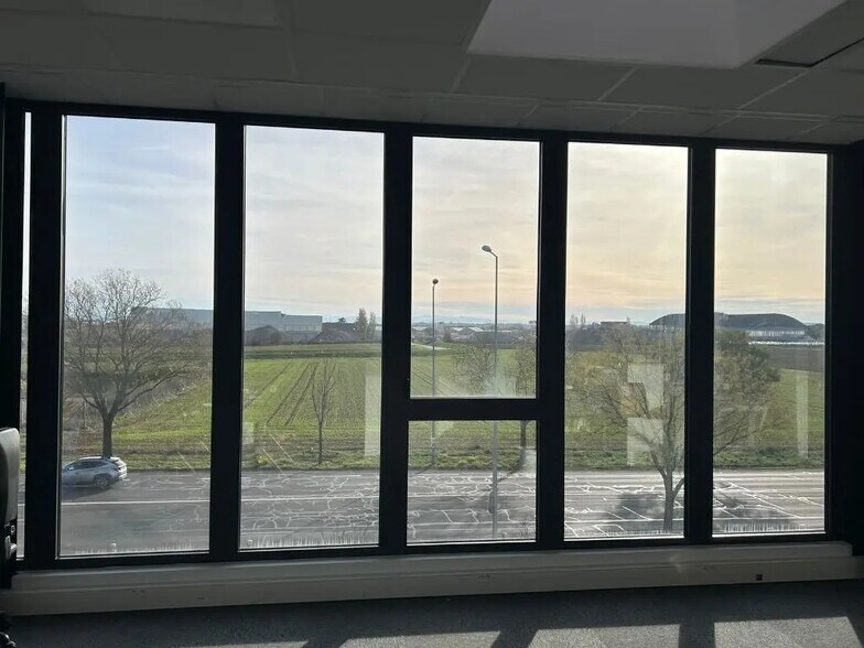 Office in Bron for lease - Interior Photo - Image 1 of 6