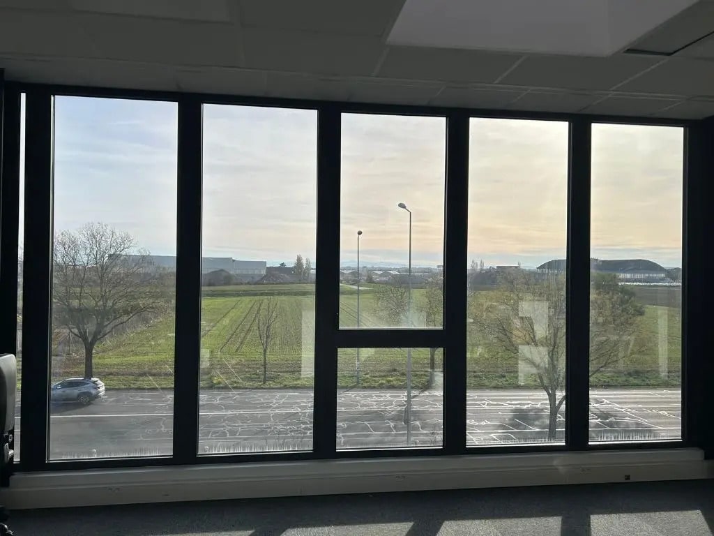 Office in Bron for lease Interior Photo- Image 1 of 4