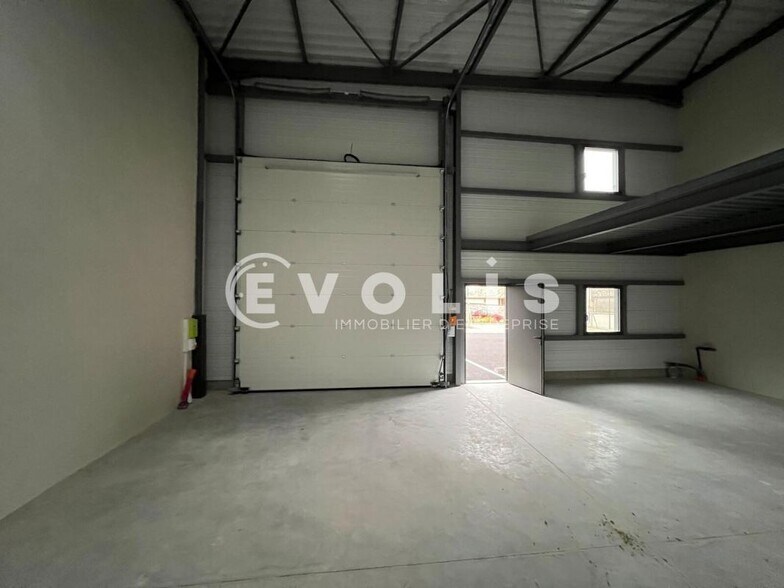 Flex in Saint-Étienne-la-Varenne for lease - Interior Photo - Image 2 of 4