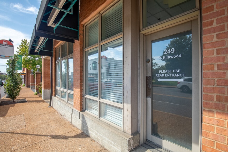 249 N Kirkwood Rd, Saint Louis, MO à louer - Photo du bâtiment - Image 2 de 6