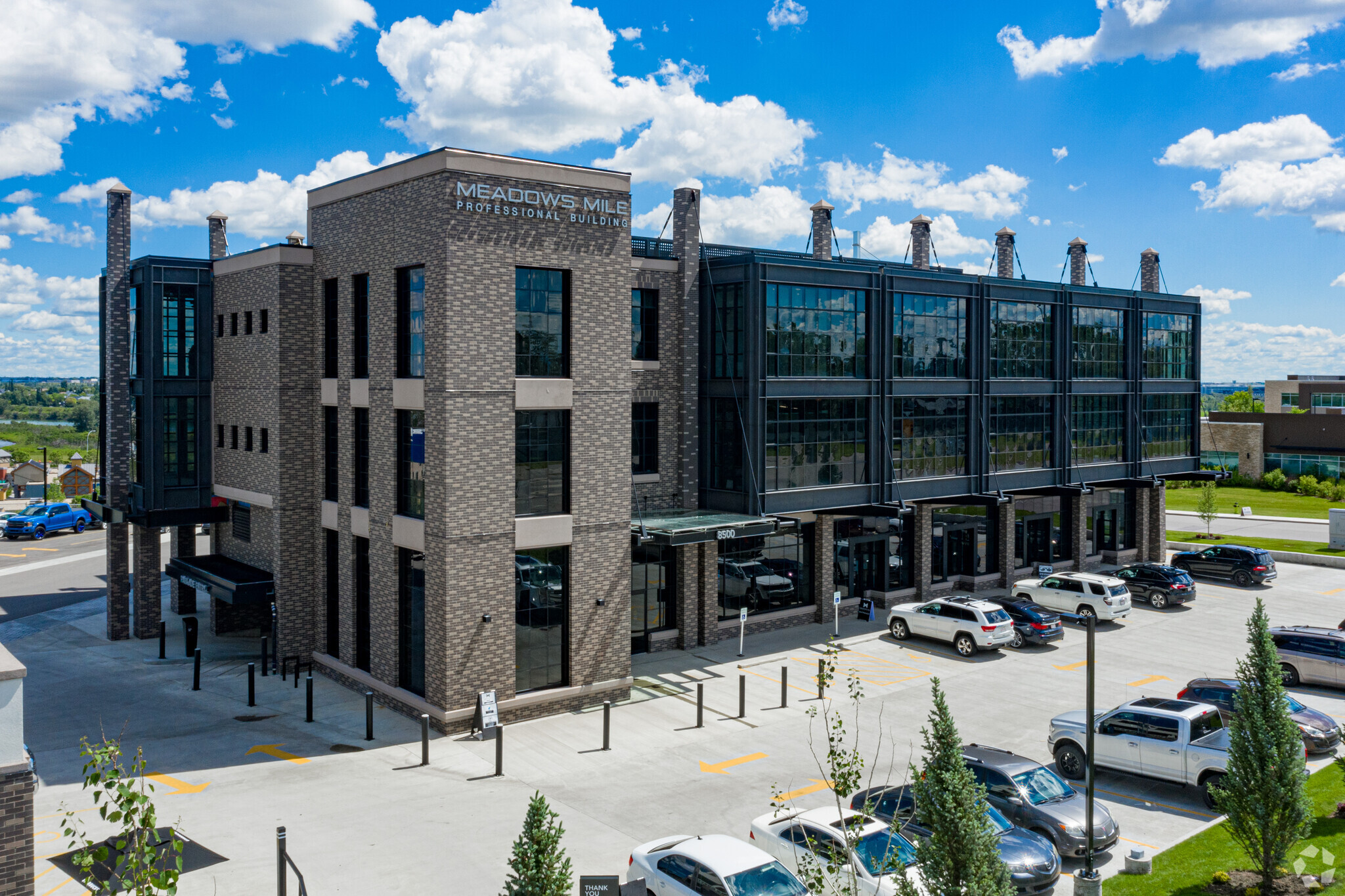 8500 Blackfoot Trl SE, Calgary, AB à vendre Photo du bâtiment- Image 1 de 1