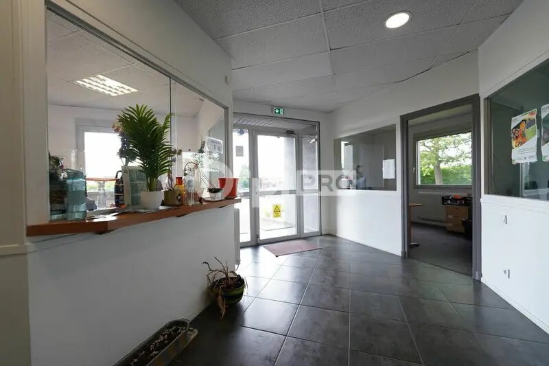 Office in Rillieux-la-Pape for lease - Lobby - Image 2 of 12
