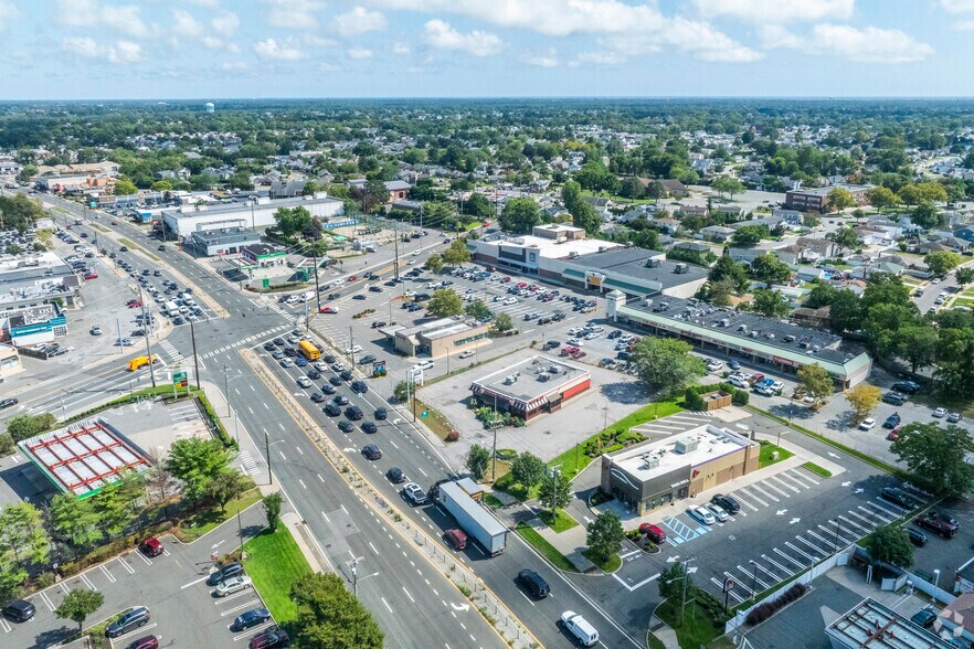 3950-3990 Hempstead Tpke, Levittown, NY à louer - Aérien - Image 2 de 5