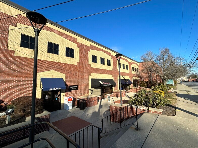 100 Midway Rd, Cranston, RI à louer - Photo du bâtiment - Image 2 de 16