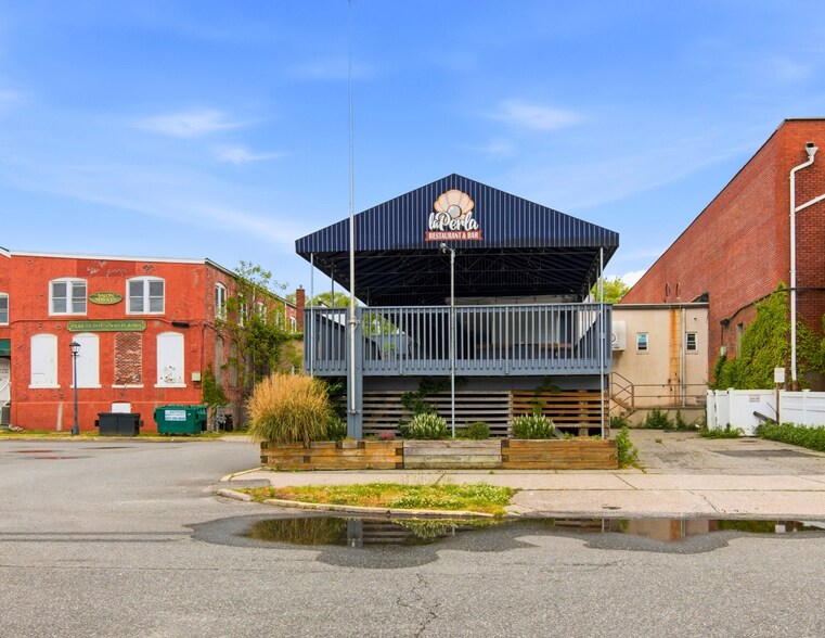 65 E Main St, Riverhead, NY à vendre - Photo du bâtiment - Image 2 de 3