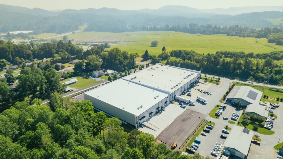 63 Welcome St, Brevard, NC à louer - Photo du bâtiment - Image 2 de 14