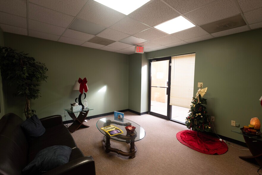 14337 Hereford Rd, Dale City, VA à vendre - Photo du bâtiment - Image 3 de 17