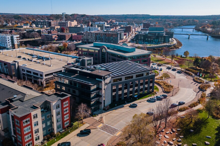 215 Riverfront Ter, Eau Claire, WI à louer - Photo du bâtiment - Image 3 de 30
