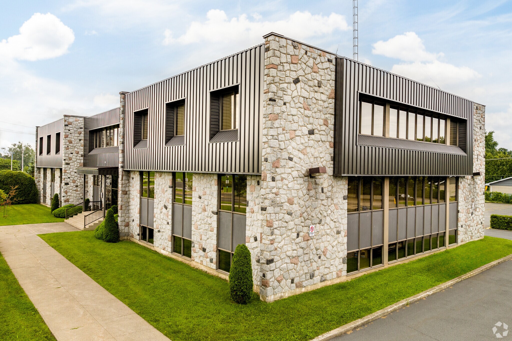 210 Boul De Montarville, Boucherville, QC à louer Photo principale- Image 1 de 5