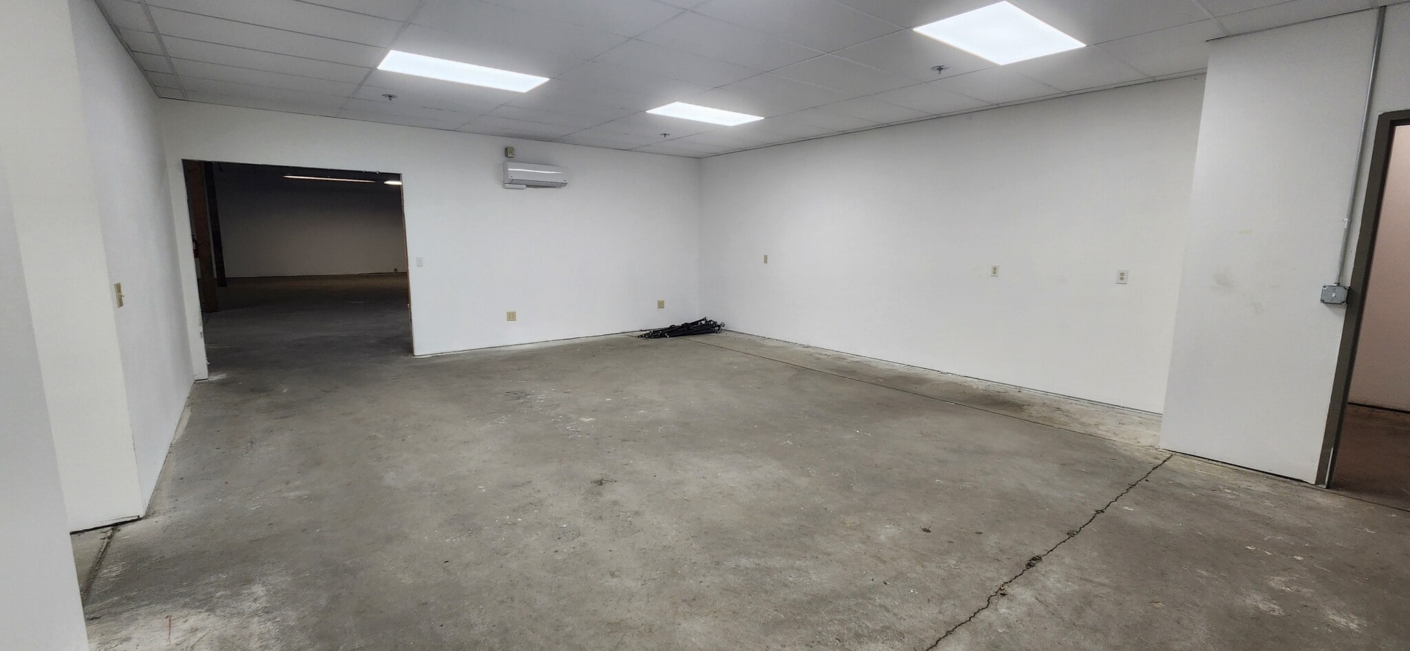 5645 E Clinton Ave, Fresno, CA for lease Interior Photo- Image 1 of 6