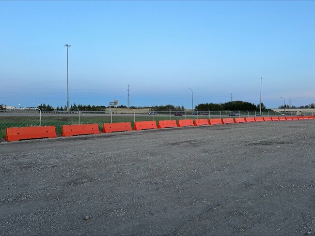 Plus de détails pour 11010 Winterburn Rd NW, Edmonton, AB - Terrain à louer