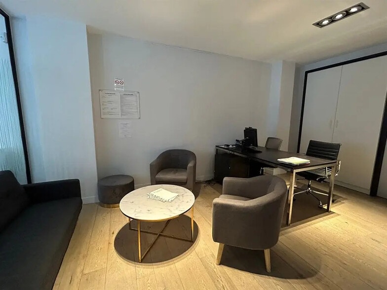 Retail in Paris for lease - Interior Photo - Image 3 of 5