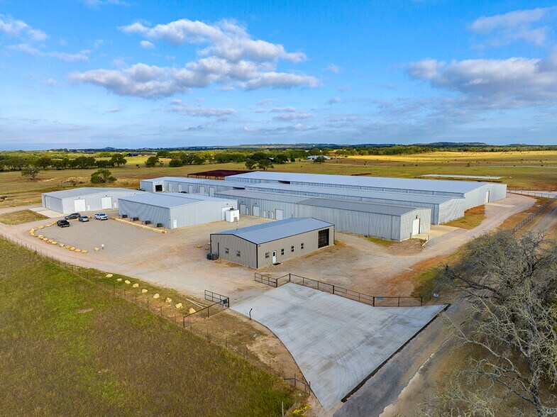 241 Miracle Mile, Stonewall, TX à louer - Photo du bâtiment - Image 2 de 8