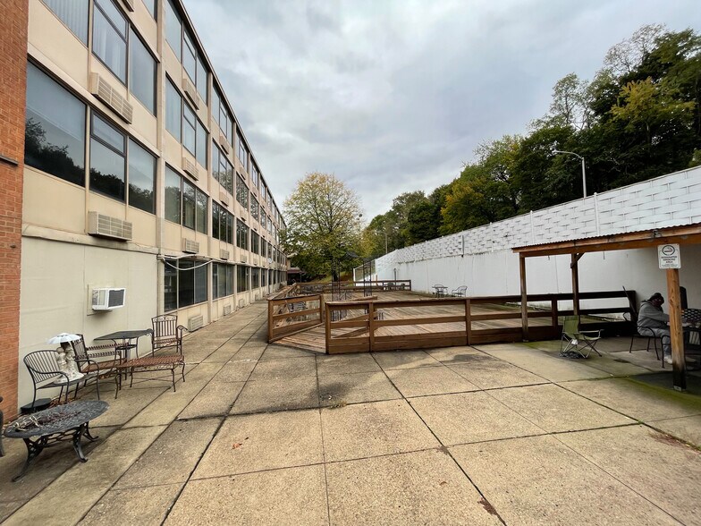 624 Lysle Blvd, Mckeesport, PA à vendre - Photo du bâtiment - Image 3 de 33