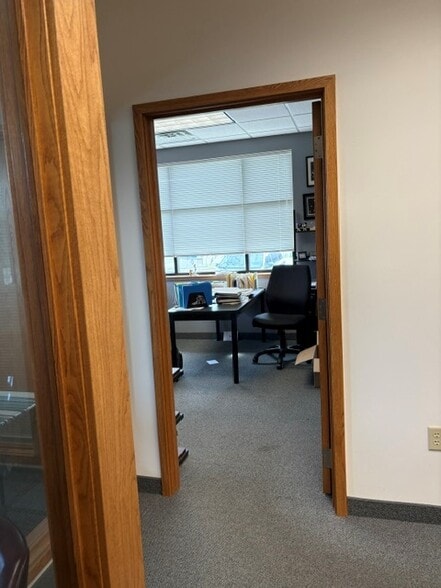 2518 Superior Dr NW, Rochester, MN for lease - Interior Photo - Image 3 of 16