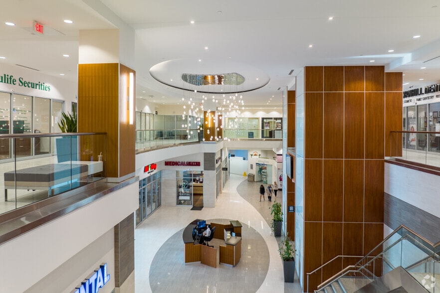 7181 Yonge St, Markham, ON for lease - Interior Photo - Image 3 of 9